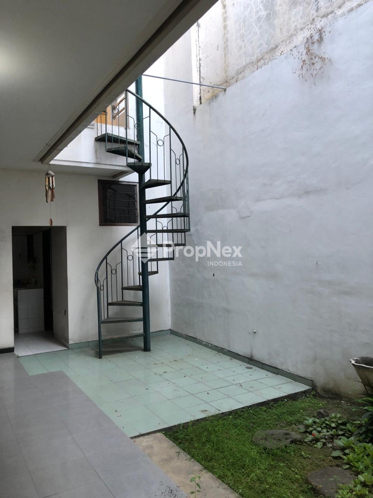 Dijual Rumah Di Darmo Baru Barat, Terawat dan Siap Huni — foto 7